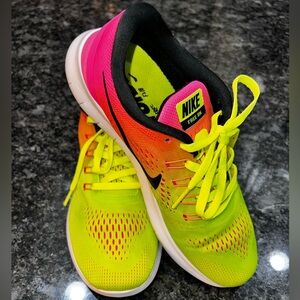 Women’s Nike shoes size 7.5